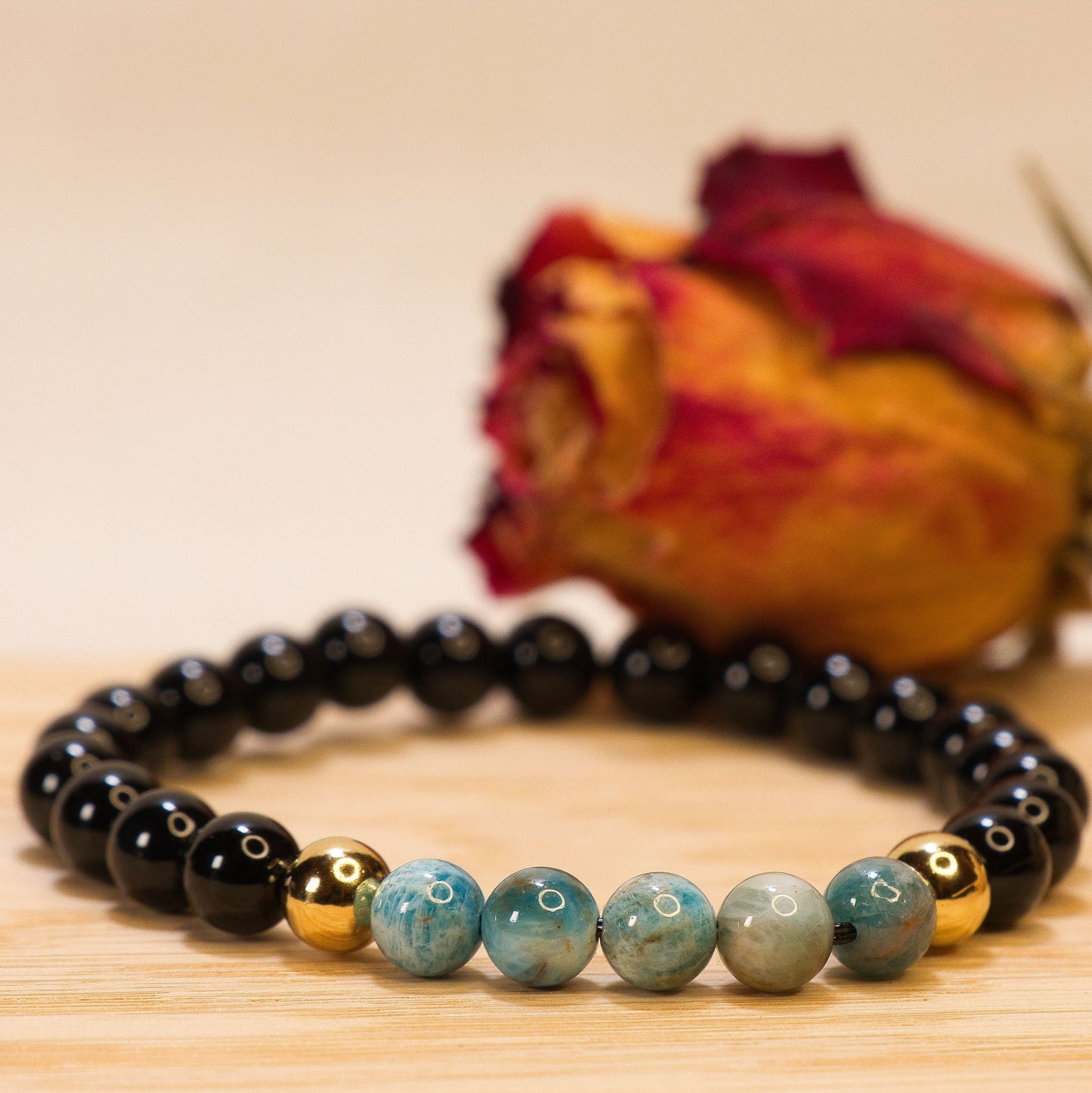 Apatite bleu clair marbré et onyx